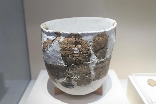 Pottery with re-construction repairs found in Xianrendong cave, dating to 20,000–10,000 years ago