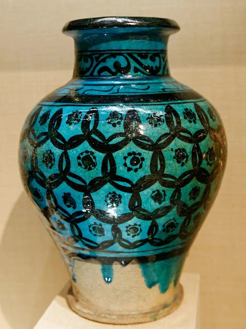 Stoneware glazed jar with overlapping circles grid pattern. Syria, 12th-13th century