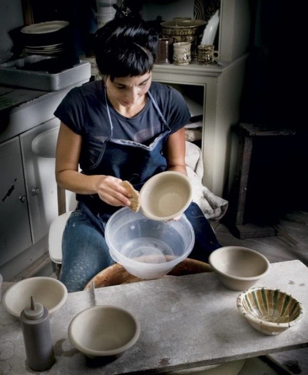 Michelle Erickson  Making a Marbled Slipware Bowl Ceramics in America 2010 - Artabys